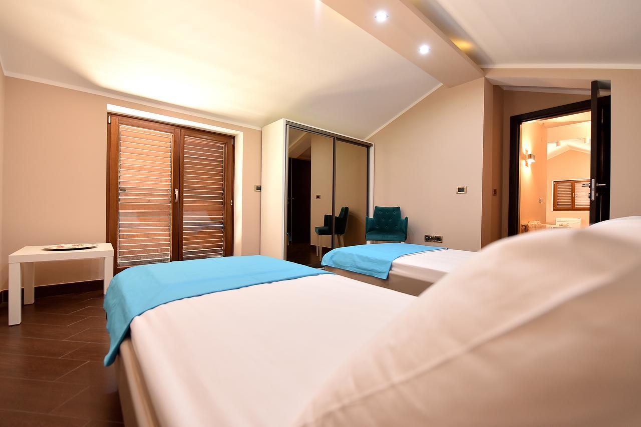Maniva Penthouse By The Sea Apartment Kotor Exterior photo